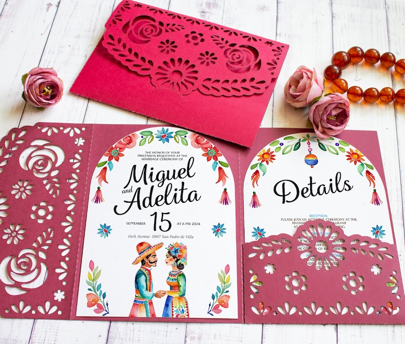 Puede incluir: Una invitaci&oacute;n de boda color burdeos con un dise&ntilde;o recortado. La invitaci&oacute;n presenta una ilustraci&oacute;n de acuarela de una pareja con ropa tradicional mexicana. El texto dice "El honor de su presencia es solicitado en la ceremonia de matrimonio de Miguel y Adelita, el 15 de septiembre a las 6 PM 2024, Park Arena 0087 San Pedro de Villa."