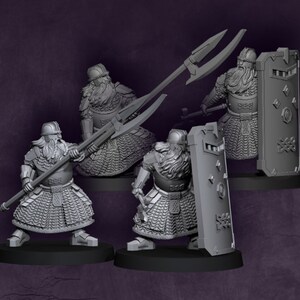Peut inclure: Quatre figurines miniatures en plastique gris de nains portant une armure de mailles et des casques. Un nain tient une lance, un autre un bouclier et deux autres tiennent à la fois une lance et un bouclier.