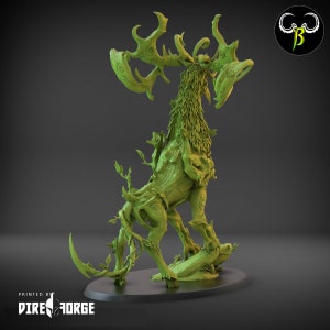 Puede incluir: Una criatura de ciervo de madera verde con cuernos hechos de ramas y hojas. La criatura tiene una superficie detallada y texturizada y est&aacute; de pie sobre una base redonda.
