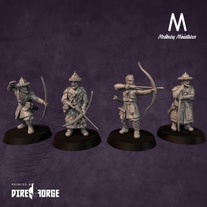 Puede incluir: Cuatro figuras en miniatura de plástico gris de arqueros que visten ropa tradicional y sostienen arcos y flechas. Las figuras están de pie sobre bases negras. El texto "M Medbury Miniatures" está en la esquina superior derecha de la imagen. El texto "PRINTED BY DIRE FORGE" está en la esquina inferior izquierda de la imagen.