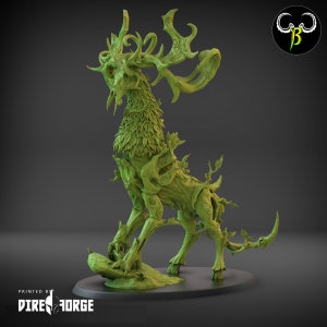 Puede incluir: Una miniatura verde, detallada, impresa en 3D de un ciervo con cuernos hechos de ramas y hojas. El ciervo est&aacute; de pie sobre una base redonda.