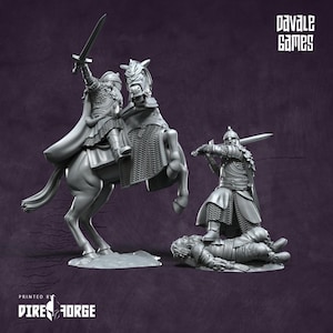 Op de afbeelding: Een grijze plastic miniatuur van een ridder te paard, die een zwaard zwaait en op een gevallen vijand afstormt. De ridder draagt ​​kettingmail en een helm. De vijand ligt met zijn gezicht naar beneden op de grond. De miniatuur maakt deel uit van een tabletop-spel.