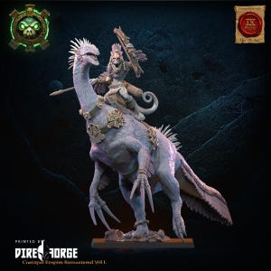 Pode incluir: Uma figura em miniatura de um dinossauro azul com penas e um cavaleiro. O cavaleiro &eacute; uma pequena figura humanoide com um cocar de penas e uma cauda. O dinossauro est&aacute; usando uma sela e outros elementos decorativos. A figura &eacute; impressa pela Dire Forge e &eacute; compat&iacute;vel com a 9&ordf; Era.