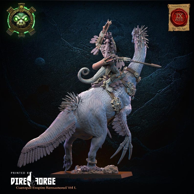 Pode incluir: Uma miniatura detalhada de uma criatura reptiliana emplumada com um cavaleiro. O cavaleiro &eacute; uma figura humanoide com um penacho de penas e uma cauda. A miniatura &eacute; pintada em tons de cinza, marrom e branco. A miniatura &eacute; compat&iacute;vel com o jogo 9th Age.