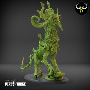 Puede incluir: Una criatura verde, frondosa y de madera con cuernos, de pie sobre una base redonda. La criatura tiene una cabeza de p&aacute;jaro y un cuerpo de ciervo. La criatura est&aacute; hecha de resina y es una figura en miniatura.