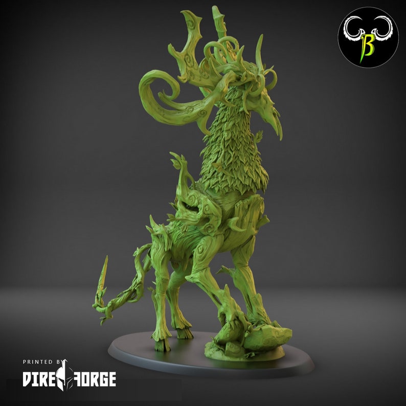 Puede incluir: Una criatura verde, frondosa y de madera con cuernos, de pie sobre una base redonda. La criatura tiene una cabeza de p&aacute;jaro y un cuerpo de ciervo. La criatura est&aacute; hecha de resina y es una figura en miniatura.