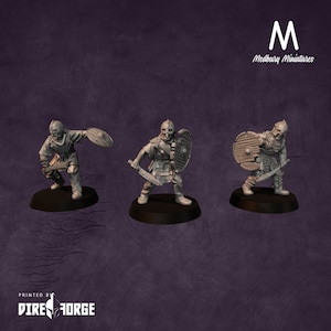 Peut inclure: Trois figurines miniatures en plastique gris de guerriers, chacune tenant une épée et un bouclier. Les figurines sont debout sur des socles ronds. Les figurines sont peintes en gris. Les figurines font partie d'un ensemble de figurines pour jeux de table.