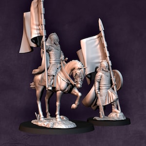 Könnte beinhalten: Zwei Miniaturfiguren von Kriegern, einer zu Pferd, die Flaggen halten. Die Figuren sind in hellgrau bemalt und in einer kampfbereiten Haltung aufgestellt. Die Figuren stehen auf einem schwarzen Sockel.