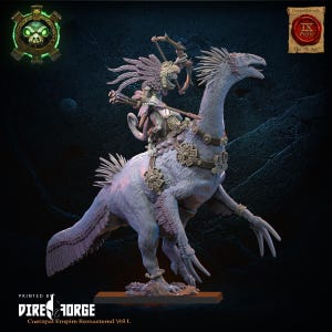 Pode incluir: Um dinossauro cinza com penas com um cavaleiro. O cavaleiro &eacute; uma figura humanoide com um cocar de penas e um arco e flechas. O dinossauro tem uma sela e outros elementos decorativos. A figura &eacute; pintada em cinza claro, e o dinossauro &eacute; pintado em cinza escuro.