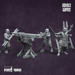 Könnte beinhalten: Ein graues, aus Kunststoff gefertigtes Miniatur-Krieger-Set mit drei Figuren, die eine Katapult bedienen. Die Figuren tragen Rüstungen und Helme. Die Katapult ist aus Holz und hat ein Seil daran befestigt. Das Set ist mit "Davale Games" beschriftet.