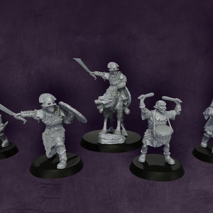 以下が含まれることがあります： 塗装されていないオークのミニチュアフィギュア5体。1体は狼に乗っていて、1体はドラムを、1体は旗を、2体は剣を持っている。フィギュアは黒い台座の上に置かれている。