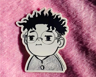 Puede incluir: Ilustración en blanco y negro de una persona con el pelo rizado que lleva gafas. La persona lleva una camisa gris y tiene una expresión neutral. La imagen incluye el texto "#okayo.animeshop".