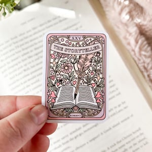 Sticker pour carte de tarot de conteur de Zazzle.be Liste d'envies Vous avez des idées ? Stickers Kindle | Autocollant d'auteur | Autocollants d'écriture | Marchandise de livres fantastiques | Stickers Kindle romantiques