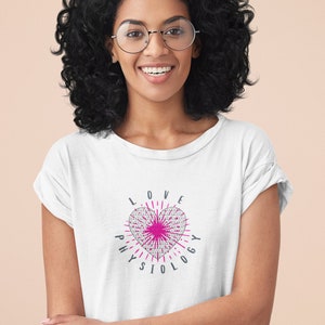 Puede incluir: Camiseta blanca con un gráfico de corazón rosa y el texto "LOVE PHYSIOLOGY" alrededor.