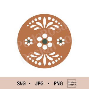 Puede incluir: Un diseño redondo de color terracota con patrones florales blancos y tres flores blancas con centro verde.