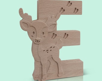 Letra de madera E con un ciervo mirando