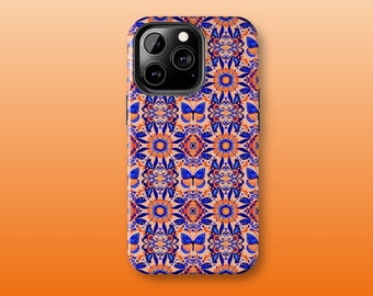 Op de afbeelding: Een telefoonhoesje met een kleurrijk patroon van blauwe vlinders en oranje bloemen op een lichtroze achtergrond.