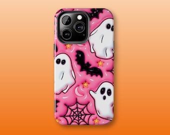 Könnte beinhalten: Eine rosa Handyhülle mit Halloween-Motiv. Die Hülle zeigt weiße Geister, schwarze Fledermäuse, Sterne, einen Halbmond und ein Spinnennetz.
