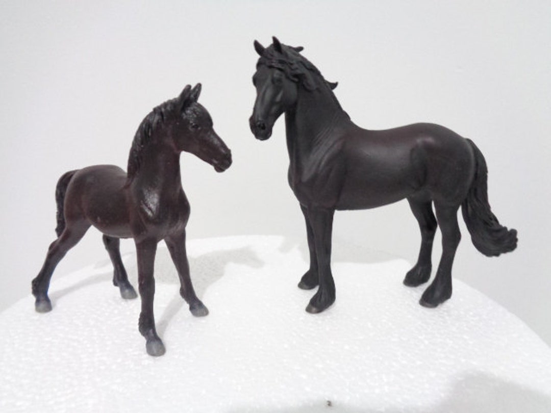 Figurine cheval poulain frison noir Collecta 88815