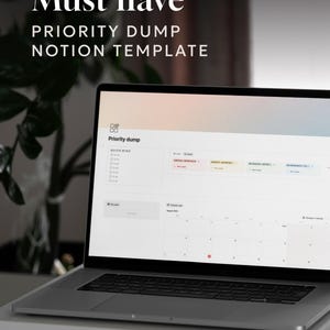 Puede incluir: Un portátil plateado que muestra una plantilla de Notion titulada "Priority Dump". La pantalla muestra un planificador digital con secciones de tareas y una vista de calendario. El texto "Must have" está en la parte superior de la imagen.
