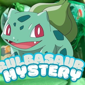 Könnte beinhalten: Eine grüne Bulbasaur Mystery Box mit einem Cartoon-Bulbasaur-Charakter. Die Box enthält weitere grüne Gegenstände. Der Text "Bulbasaur Mystery" wird in Blau und Weiß angezeigt.