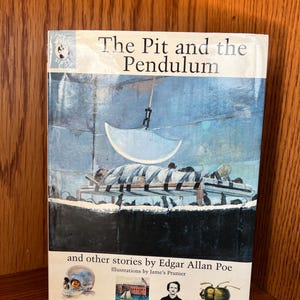 Op de afbeelding: Een boekomslag met een illustratie van een man die op een bed ligt met een grote slinger die boven hem zwaait. De titel van het boek is "The Pit and the Pendulum" en de auteur is Edgar Allan Poe. De boekomslag bevat ook illustraties van een schedel, een schip, een man en een kever.