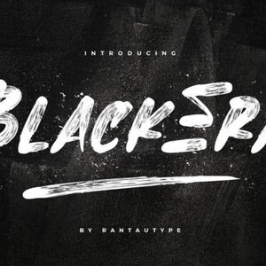 Könnte beinhalten: Schwarz-weißes Grafikdesign mit den Worten "BLACK SPA" in einer fetten Schriftart im Pinselstrichstil. Das Wort "INTRODUCING" steht über dem Haupttext und "BY RANTAUTYPE" darunter.