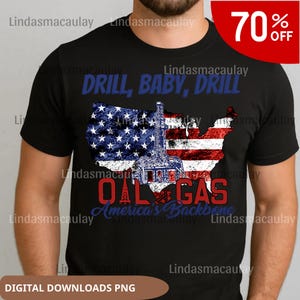 Könnte beinhalten: Schwarzes T-Shirt mit einem Grafikdesign, das eine amerikanische Flaggenkarte mit einem Bohrgerät, den Worten "DRILL, BABY, DRILL" und "OIL & GAS America's Backbone" zeigt. Ein rotes 70% OFF-Tag befindet sich in der oberen rechten Ecke.