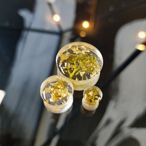 Handmade plugs with moss and gold leaves | | Tunnel Earrings | Earplug | Moss | Piercing jewelry | Plug | Resin Jewellery