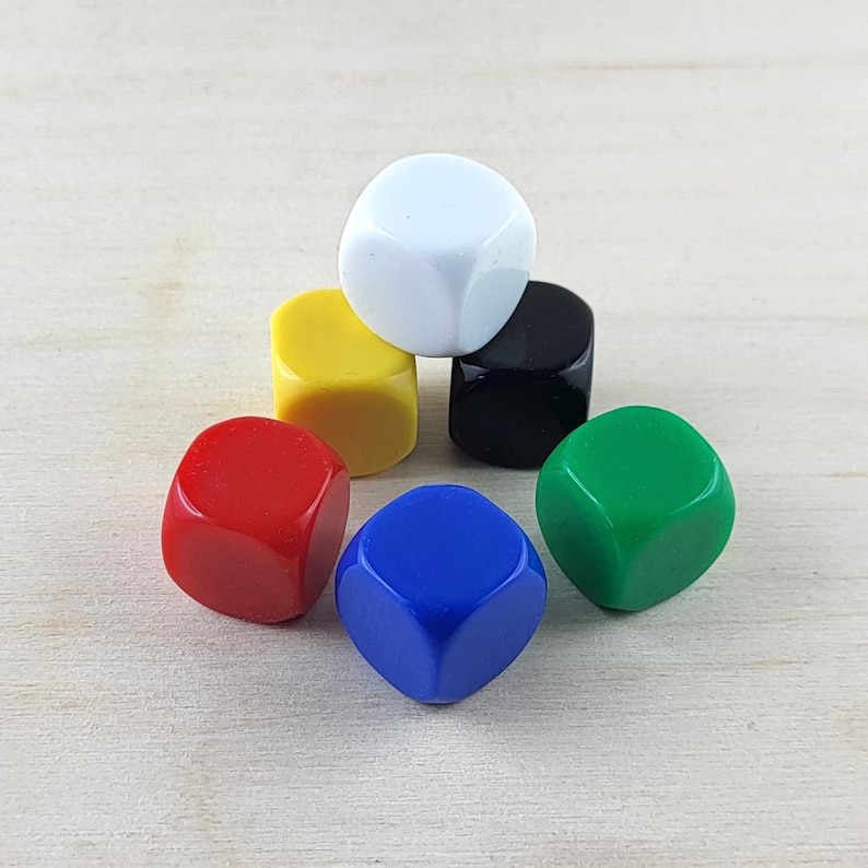 Puede incluir: Seis dados de colores en forma de pir&aacute;mide. Los dados son blancos, amarillos, negros, rojos, azules y verdes.