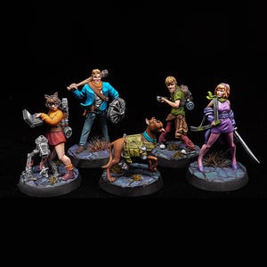 Könnte beinhalten: Miniaturfiguren eines Cartoon-Detektivteams und ihres Hundes. Die Figuren sind mit detaillierter Kleidung und Accessoires bemalt, darunter ein Laptop, ein Rucksack und Waffen. Die Figuren stehen auf strukturierten, steinartigen Sockeln.