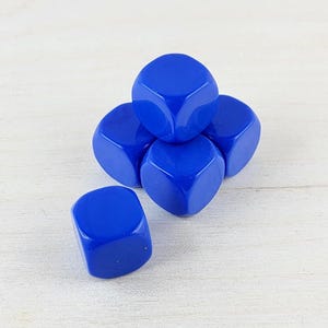 Puede incluir: Un conjunto de seis dados azules apilados, con un dado en la parte inferior y el resto apilados encima.