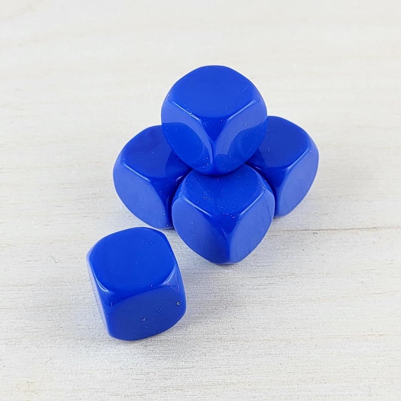 Puede incluir: Un conjunto de seis dados azules apilados, con un dado en la parte inferior y el resto apilados encima.