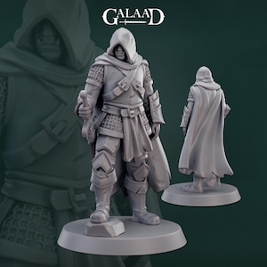Puede incluir: Una figura en miniatura de plástico gris de una figura encapuchada que lleva una armadura de malla y sostiene una espada. La figura está de pie sobre una base redonda. La figura está mirando hacia adelante, pero la cabeza está girada hacia un lado. La figura lleva una capa que se tira sobre la cabeza. La figura está de pie sobre una base redonda. La figura forma parte de un conjunto de miniaturas para un juego de rol de mesa.