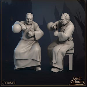 Peut inclure: Deux figurines grises peintes d'hommes vêtus de robes, l'un tenant une bouteille et l'autre une tasse. Les figurines sont debout sur un fond sombre. Le mot "Drunkard" est écrit dans le coin inférieur gauche de l'image.