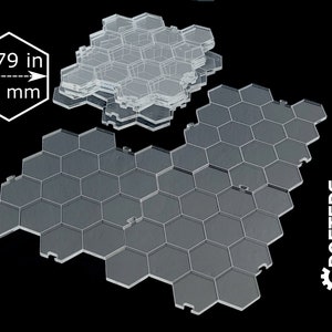 Può includere: Un set di tessere esagonali da gioco in acrilico trasparente. Le tessere sono di dimensioni 20 mm e sono progettate per l'uso in giochi da tavolo o giochi di ruolo da tavolo.