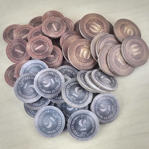 Monedas de juego: fichas de tablero perforado de 1, 5 y 10 denominaciones: moneda universal para juegos de mesa y rol.