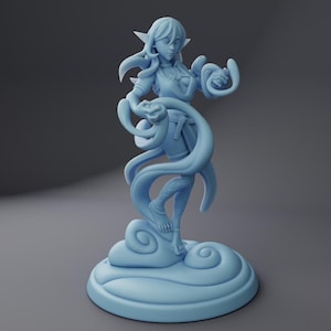 Puede incluir: Figura azul claro de una elfa con pelo largo y orejas puntiagudas. La elfa está de pie sobre una base con forma de nube, con zarcillos estilizados y fluidos a su alrededor. La figura es una escultura tridimensional detallada.