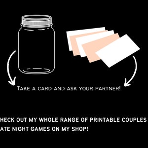 Pu&ograve; includere: Un'illustrazione in bianco e nero di un barattolo di vetro pieno di carte. Il testo "TAKE A CARD AND ASK YOUR PARTNER!" &egrave; sotto il barattolo. Il testo "CHECK OUT MY WHOLE RANGE OF PRINTABLE COUPLES DATE NIGHT GAMES ON MY SHOP!" &egrave; in fondo all'immagine.