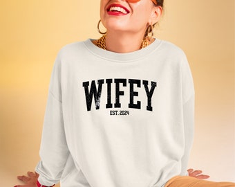 Aangepaste Wifey Sweatshirt, gepersonaliseerde gedrukte Est Date Crewneck trui, mooie comfortabele bruid trui, paar jubileumcadeau, cadeau voor haar