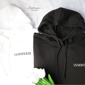 Gestickter Weihnachts-Kapuzenpullover mit römischer Ziffer, personalisierte Initialen mit Herz-Ärmel-Hoodie, Paar-Jubiläums-Datumsoberteile, Geschenke für Weihnachten