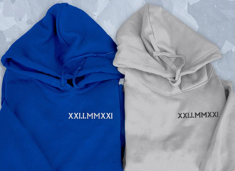 Romeins cijfer geborduurd bijpassende hoodie, aangepaste verjaardagsdatum paar hoodies, aangepaste initialen met hart mouw trui, vriendje cadeau afbeelding 4