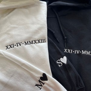 Romeins cijfer geborduurd bijpassende hoodie, aangepaste verjaardagsdatum paar hoodies, aangepaste initialen met hart mouw trui, vriendje cadeau afbeelding 3