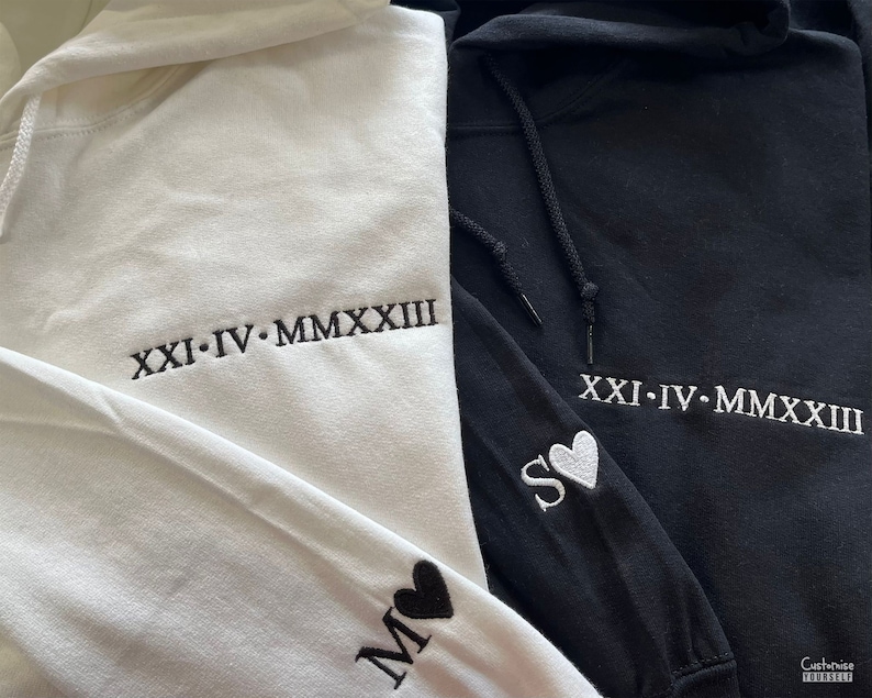 Romeins cijfer geborduurd bijpassende hoodie, aangepaste verjaardagsdatum paar hoodies, aangepaste initialen met hart mouw trui, vriendje cadeau afbeelding 3