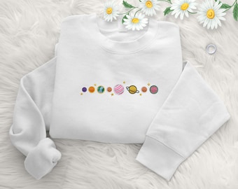Sudadera bordada con planetas, suéter de cuello redondo con bordado espacial, suéter con diseño de astronauta estético, regalo para amantes del espacio, CustomiseUKStore