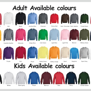 Peut inclure: Un tableau montrant les couleurs disponibles pour les sweat-shirts pour adultes et enfants. Les options de couleurs pour adultes comprennent le rouge cerise antique, le gris cendr&eacute;, le noir, le bleu carolina, le charbon de bois, le rouge cerise, le chocolat noir, le gris fonc&eacute;, le vert for&ecirc;t, le grenat, l'or, le gris anthracite, l'h&eacute;liconia, le bleu indigo, le vert irlandais, le bleu clair, le rose clair, le marron, le vert militaire, le marine, l'orange, le violet, le rouge, le royal, le vert s&eacute;curit&eacute;, l'orange s&eacute;curit&eacute;, le sable, le saphir, le gris sport et le blanc. Les options de couleurs pour enfants comprennent le noir, le blanc, le gris sport, le royal, le marron, le rouge, le marine, le vert for&ecirc;t et le gris fonc&eacute;.