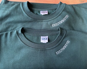 Bestickter Rundhalspullover mit römischen Ziffern, benutzerdefiniertes Sweatshirt zum Jahrestag, GF BF-Memorial-Ausschnitt, passender Pullover