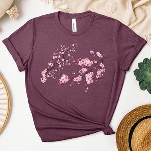 Camiseta con estampado de flores de cerezo Sakura, estética japonesa, bonita camiseta floral para ella, regalo para amantes de la naturaleza. Camiseta con árbol de Sakura en flor.