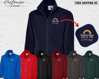 Gestickte Apothekerjacken, personalisierte Krankenschwester-Fleece mit Name für das Krankenhaus / die Abteilung, Logouniformen für das medizinische Personal, Pflegeoberteile