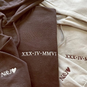 Sudadera con capucha bordada con fecha romana para pareja a juego, jersey personalizado con números romanos para aniversario de esposa, sudadera con capucha de manga larga con corazón e inicial a juego para novia y novio